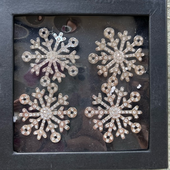 Rachel Zoe SNOWFLAKE Napkin Rings Rhinestones Silver tome set of 4 new in box - Picture 2 of 6